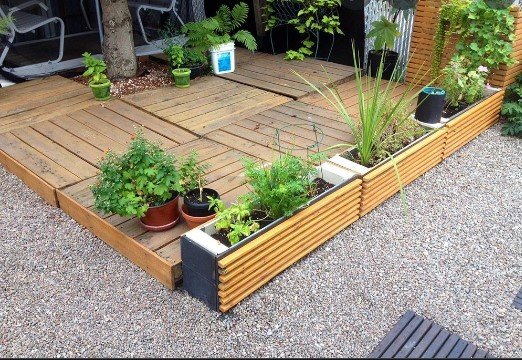 deck de madera con palets