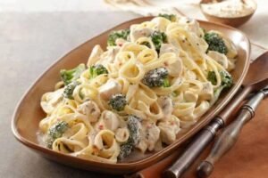 Fetuccini con Pollo y Brócoli