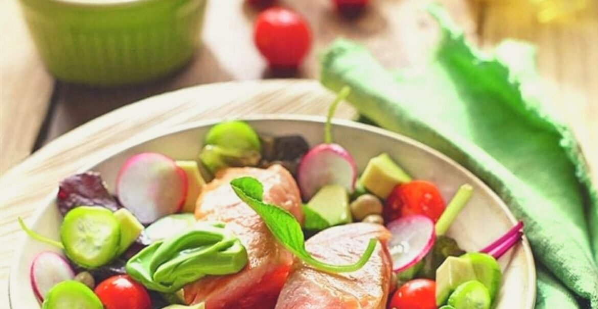 Ensalada de aguacate con tataki de salmón